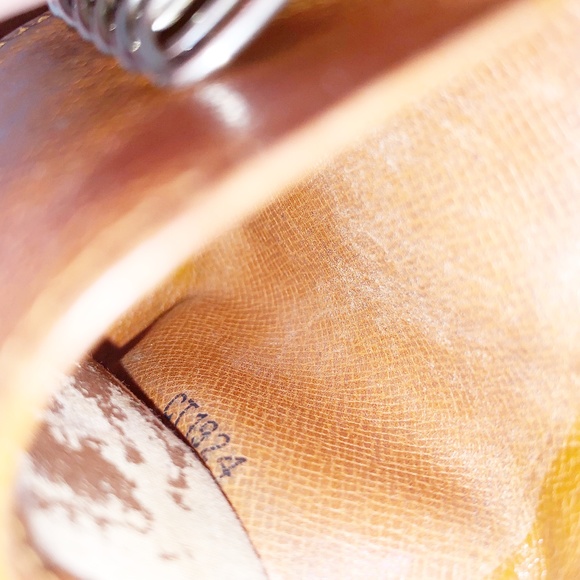 Auth Vtg Louis Vuitton Monogram 6 Key Holder - Picture 13 of 16